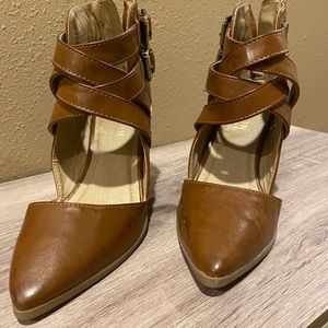 Reaction Kenneth Cole Heels. Gently Warn. Camel Colored
